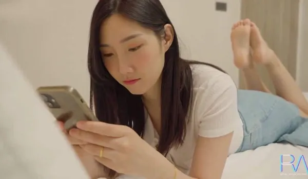 sex đi biển Xinh đẹp nhưng vẫn bị chồng cắm sừng, vợ buồn tình cho anh giao hàng địt luôn